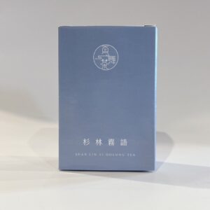 杉林霧語杉林溪烏龍茶，茶湯呈現清澈金黃色，背景帶有森林意象