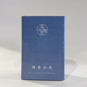 杉林霧語杉林溪烏龍茶，茶湯呈現清澈金黃色，背景帶有森林意象