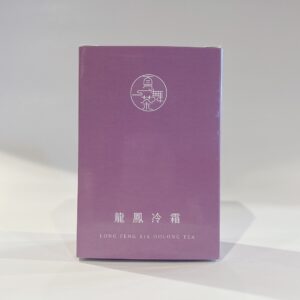 龍鳳冷霜龍鳳峽烏龍茶，茶球翠綠，茶湯清澈帶有冷霜山氣