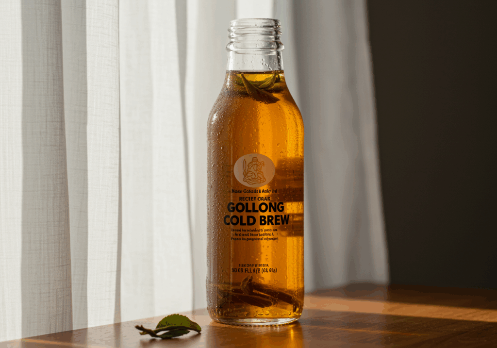 玻璃瓶裝的高山冷泡茶，透光金黃色澤，瓶身有冰涼水珠