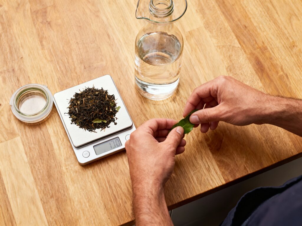 準備製作冷泡茶的工具：電子秤、冷水壺與夏舞茶原葉茶包。