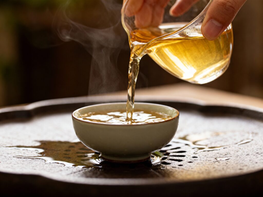 溫潤泡的動作，目的是喚醒緊實的茶葉