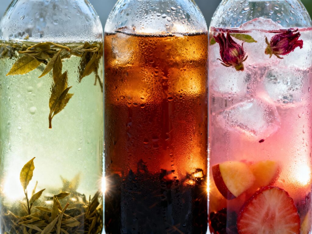 不同發酵度的冷泡茶呈現出美麗的漸層茶色