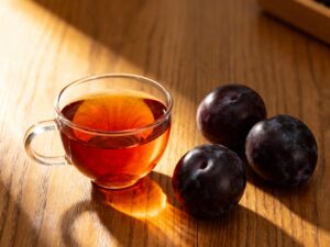 紅烏龍茶湯呈現如晚霞般的橙紅色，帶有獨特的熟果香氣