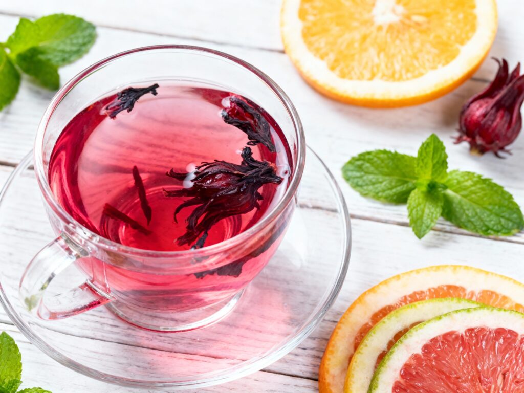 天然無咖啡因的花果茶，色澤誘人，適合夜晚飲用。