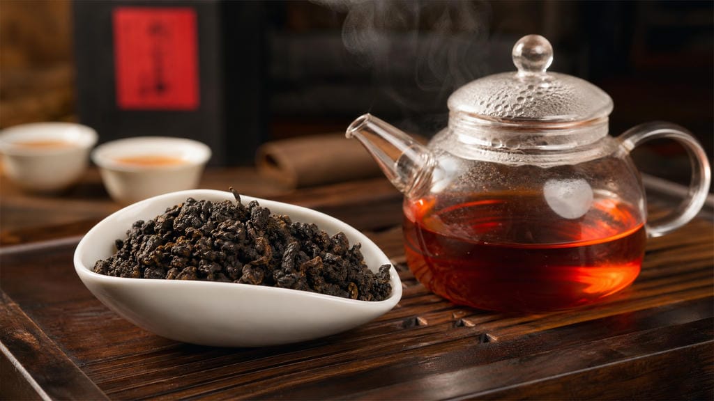 鐵觀音茶葉與琥珀色茶湯：焙香型球形烏龍